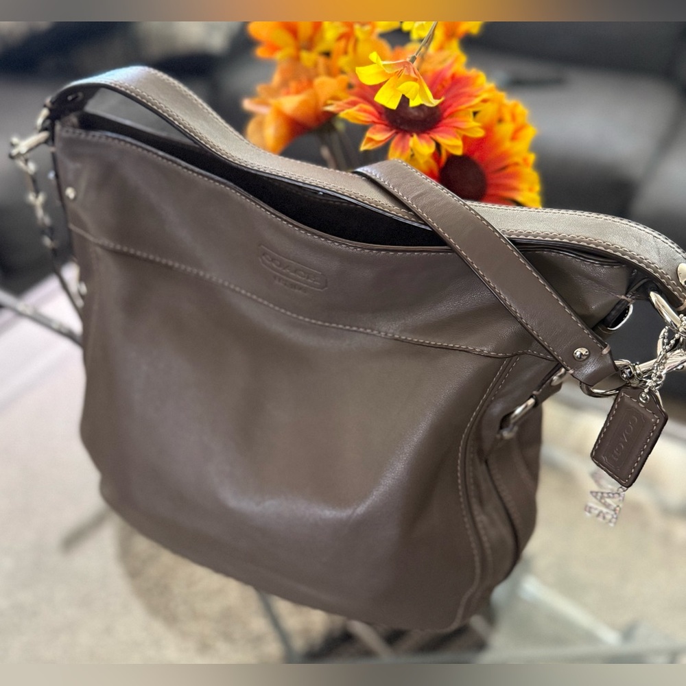 The Coach F14706 is a vintage-style large "Zoe" hobo shoulder bag - Picture 13 of 13